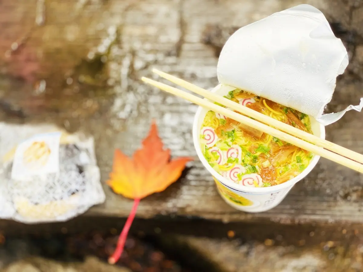 【山グルメ】5分で爆食！カップ麺を「極上の一杯」に変える神アレンジ3選